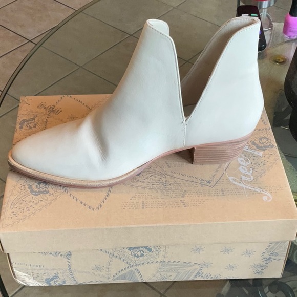 Free People Ecru Leather Charm Double V Ankle Boot Size 39.5 (9), NIB - Picture 10 of 16